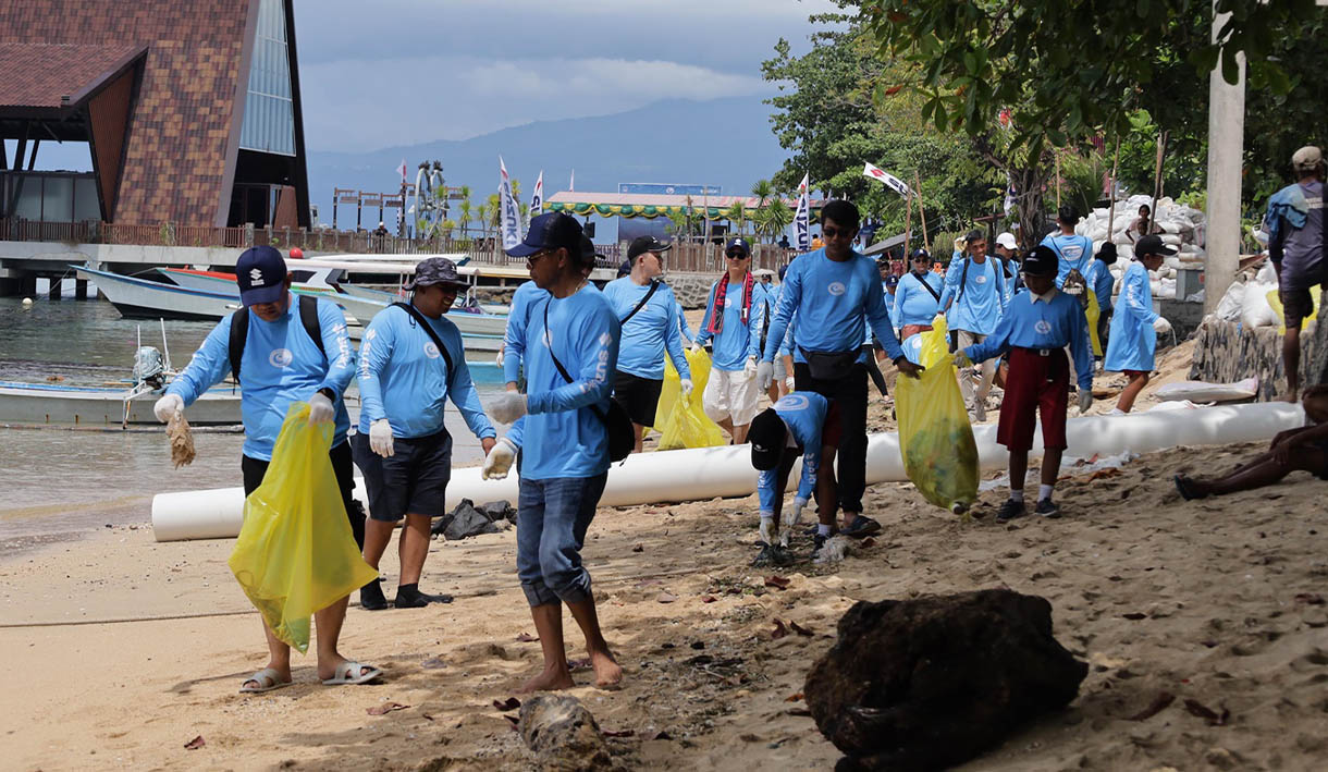 Menggandeng 120 Siswa SD dan SMP, Suzuki Bersih-bersih Pantai Pulau Bunaken