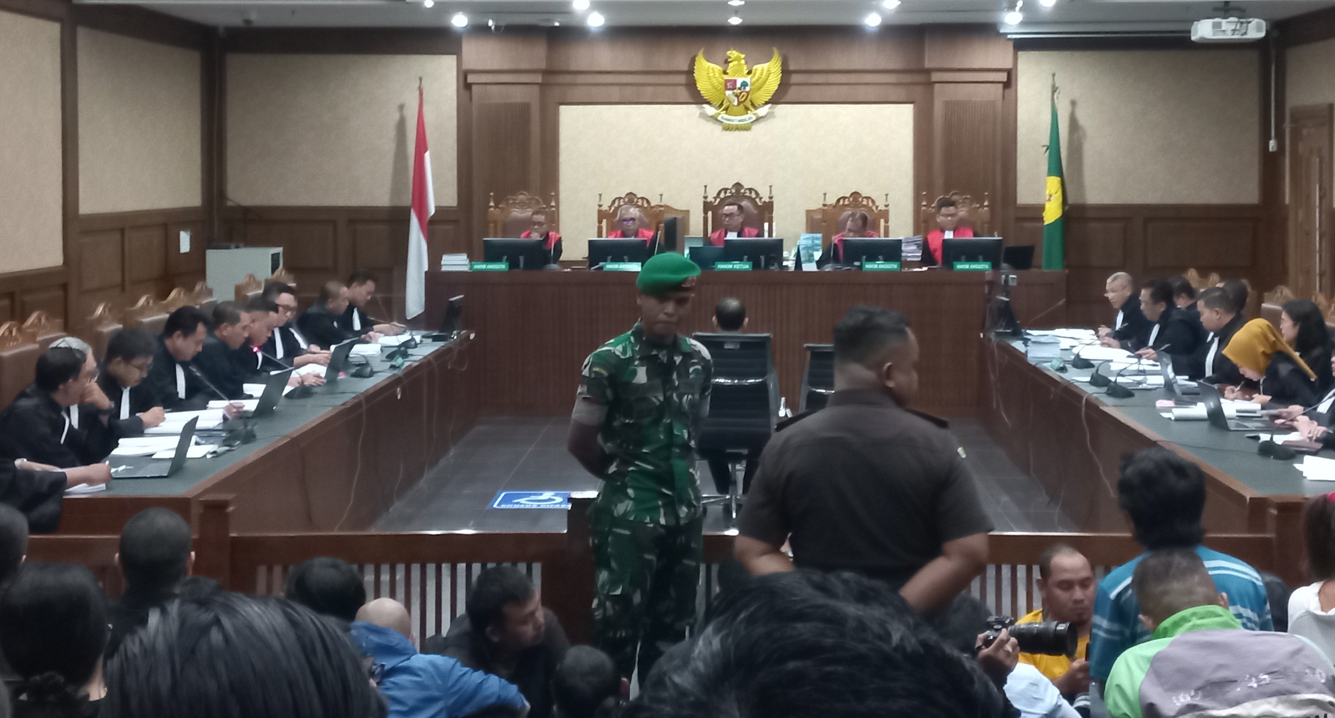 Detik-detik Hakim Tegur Prajurit TNI saat  Sidang Nadiem Makarim di PN Tipikor Jakpus