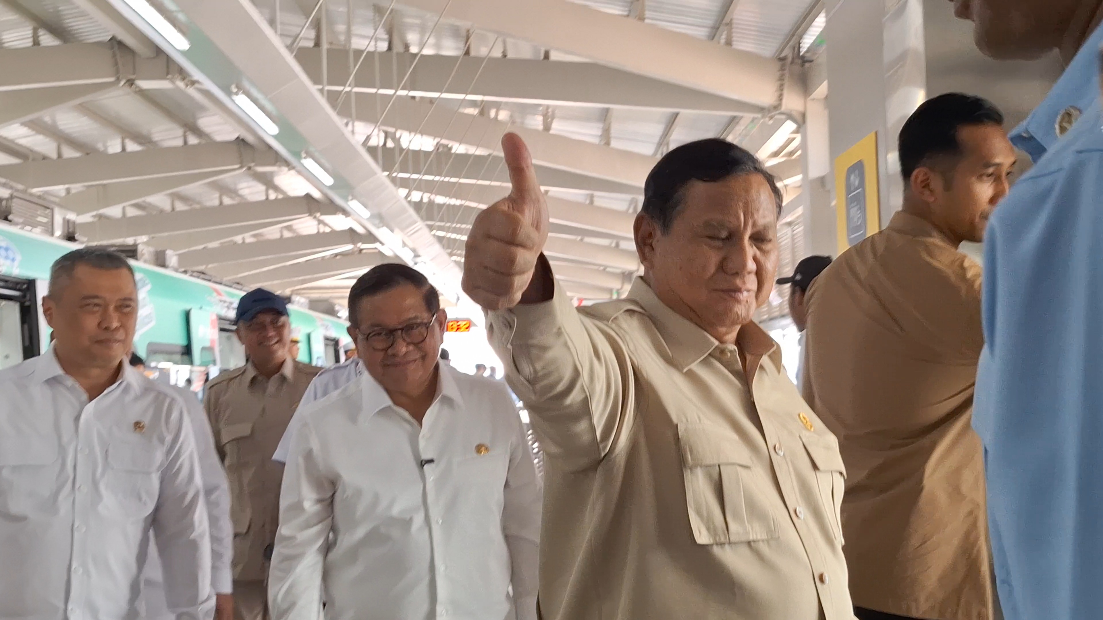 Prabowo Jajal LRT Kelapa Gading-Manggarai, Acungkan Jempol