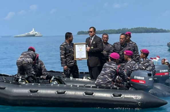 TNI AL Catat Rekor Kibarkan Merah Putih di Dasar Laut, 888 Penyelam Ikut Berpartisipasi
