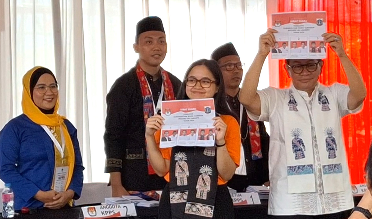 Pramono, Istri dan Anaknya Mencoblos Pilkada Jakarta 2024 di Cipete Jakarta Selatan