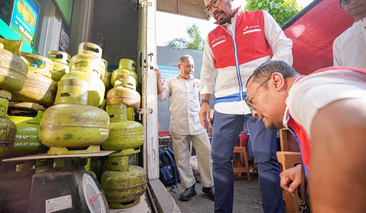 Direktur Utama Pertamina Patra Niaga Tinjau Langsung Penyaluran LPG 3Kg di Tangerang Selatan   