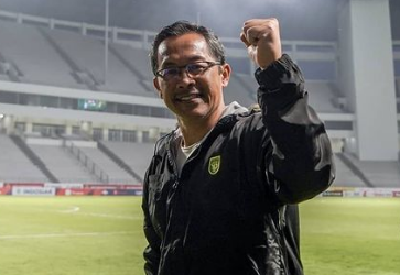 Utak-Atik Strategi Aji Santoso yang Belum Berujung Kemenangan Persebaya