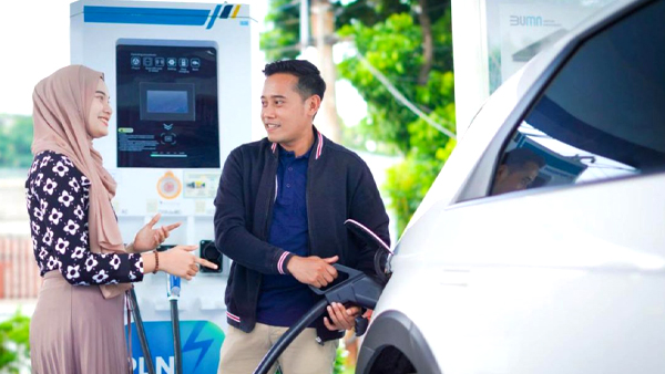 PLN Terus Genjot Penambahan Charging Station Kendaraan Listrik di Berbagai Daerah