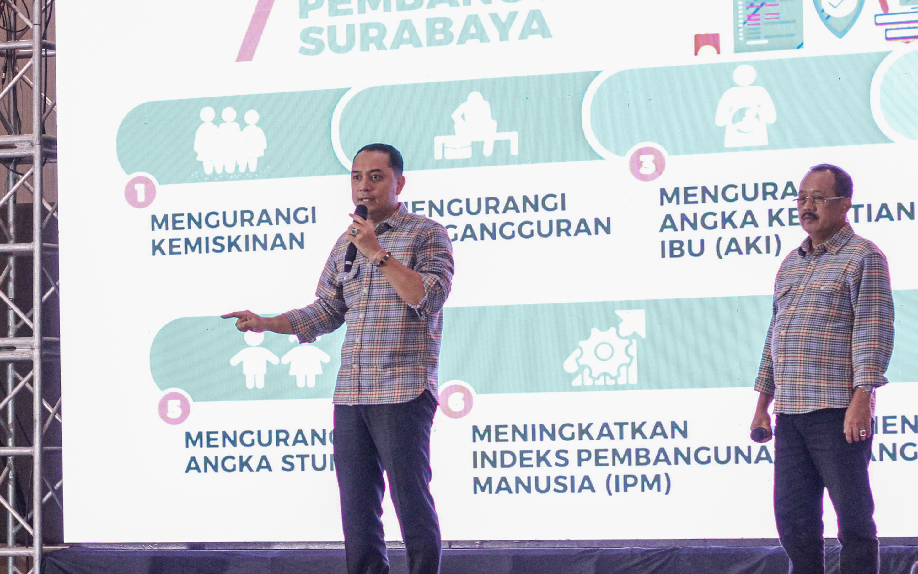 Eri-Armuji Tetap Tegang Meski Tak Punya Lawan di Debat Pilwali Surabaya 2024