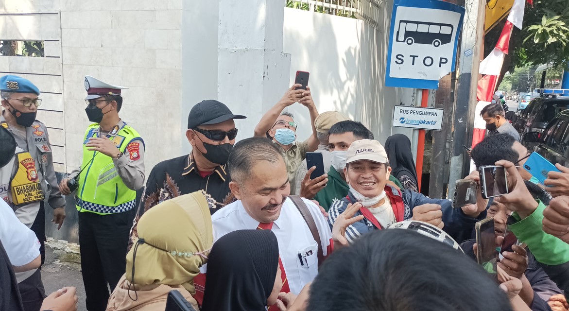 Saksikan Rekonstruksi Pembunuhan Brigadir J, Warga: Hidup Kamaruddin!