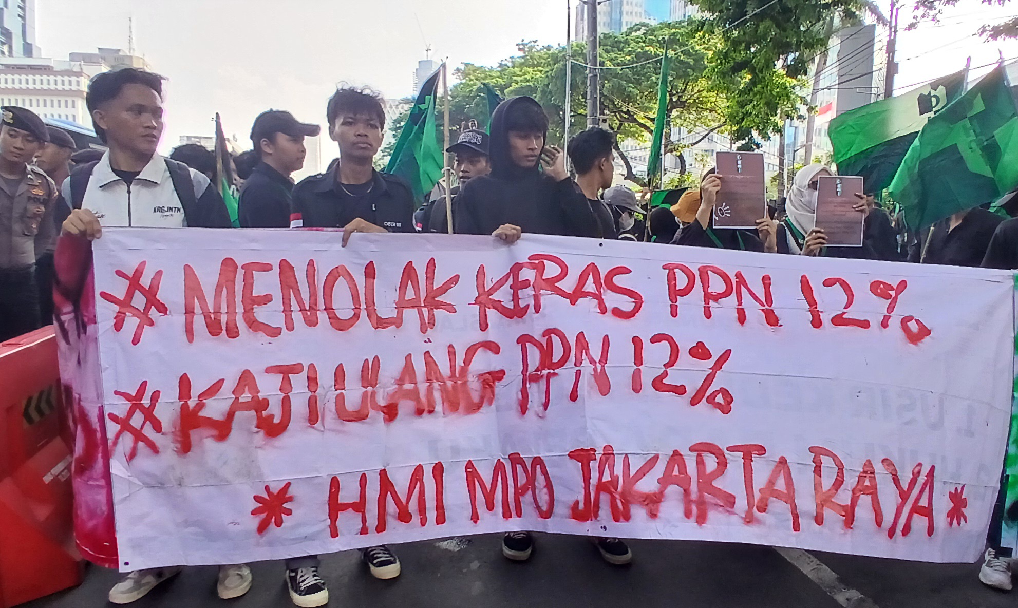 HMI Jakarta Demo Tolak PPN 12 Persen di Patung Kuda: Ini Mencekik Rakyat!