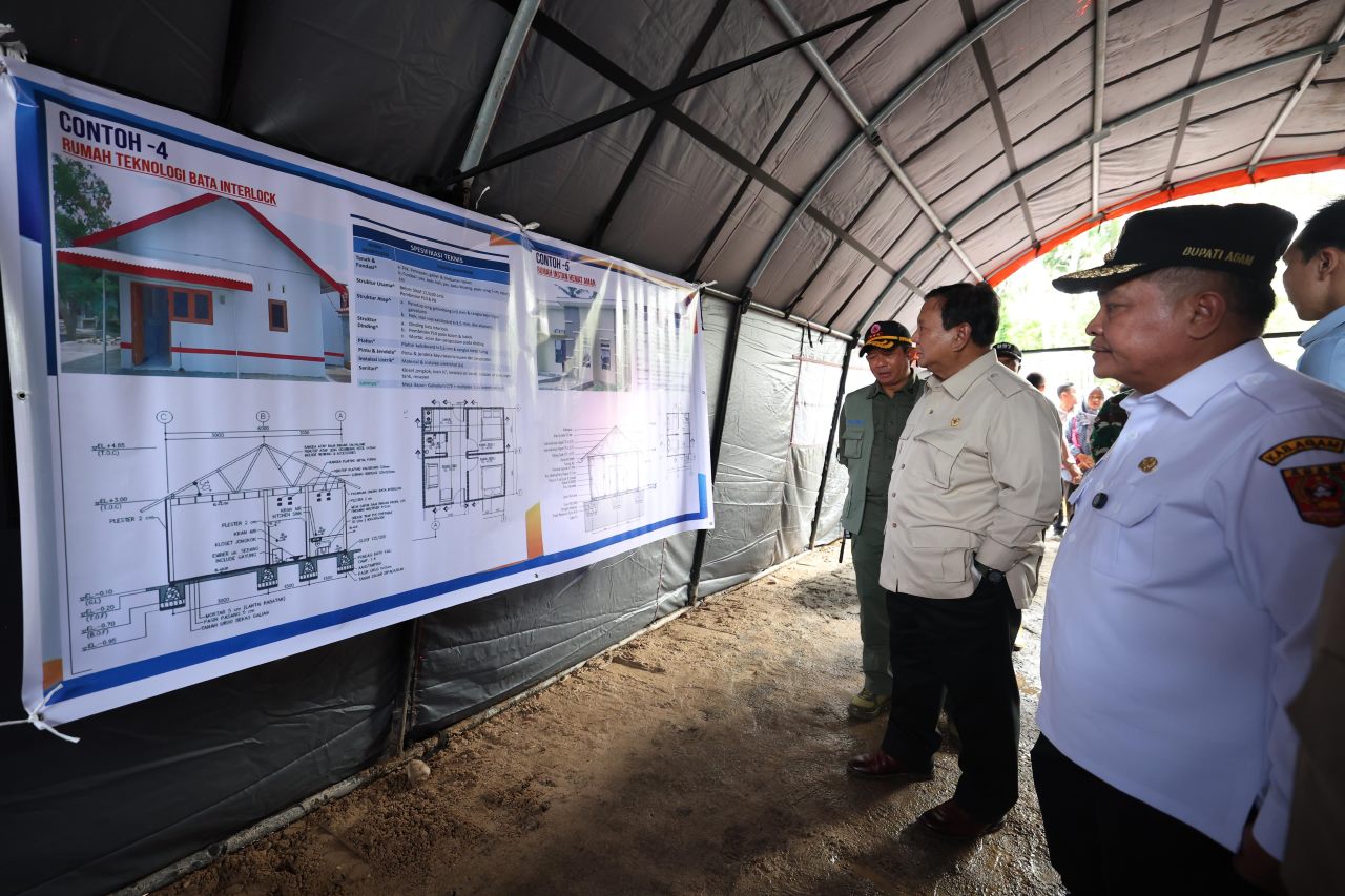 Prabowo Pastikan Hunian Sementara Dibangun Secara Layak: Agar Bapak/Ibu Tidak Tinggal di Tenda Terus Menerus 