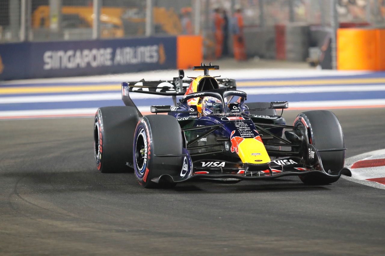  GP Singapura 2026: Max Verstappen Kunci Pole Sprint di Marina Bay