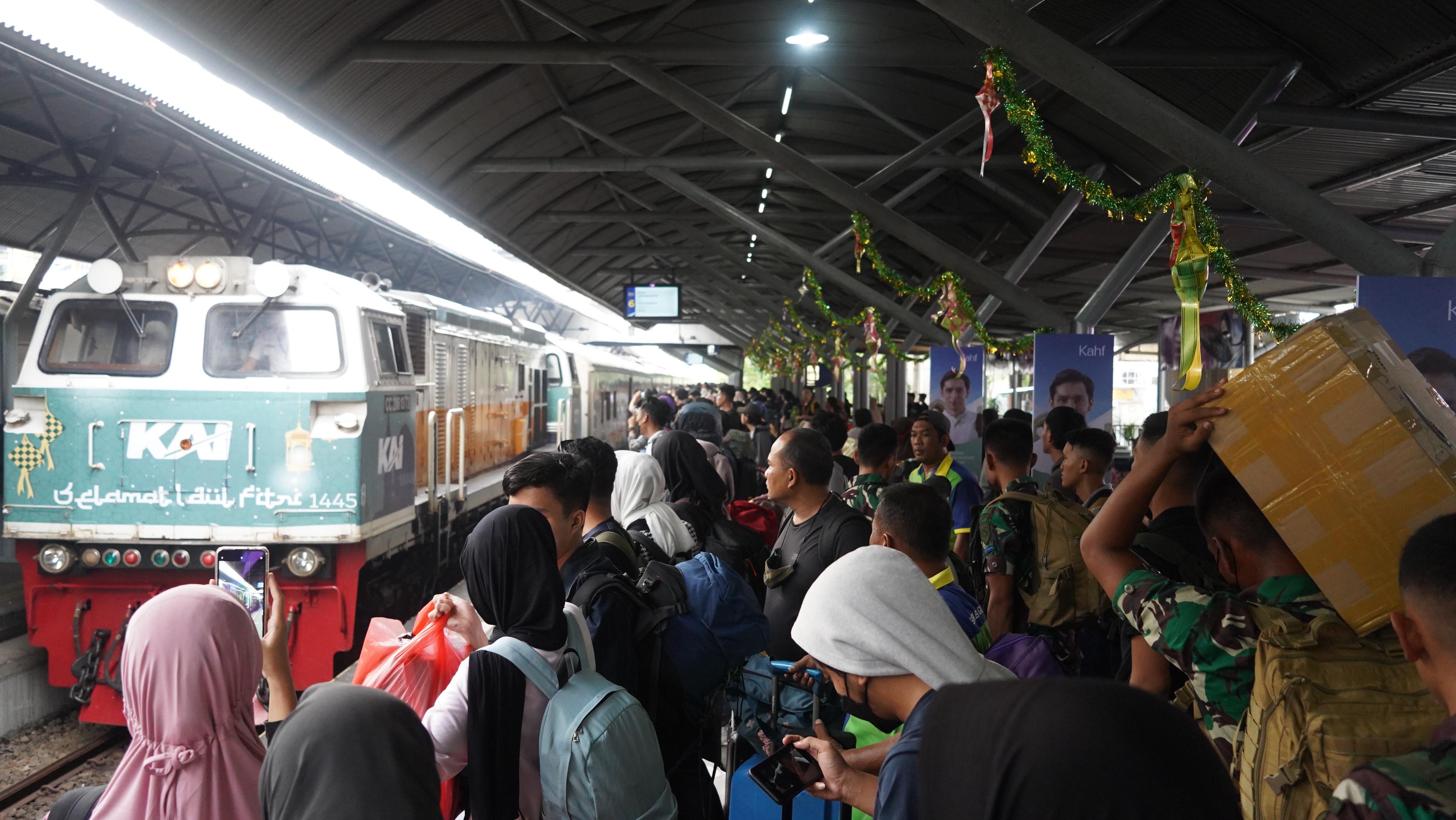 Pemudik di Stasiun Gubeng dan Stasiun Pasar Turi Surabaya Mulai Landai