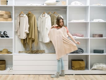 10 Item Pakaian yang Wajib Ada di Lemari