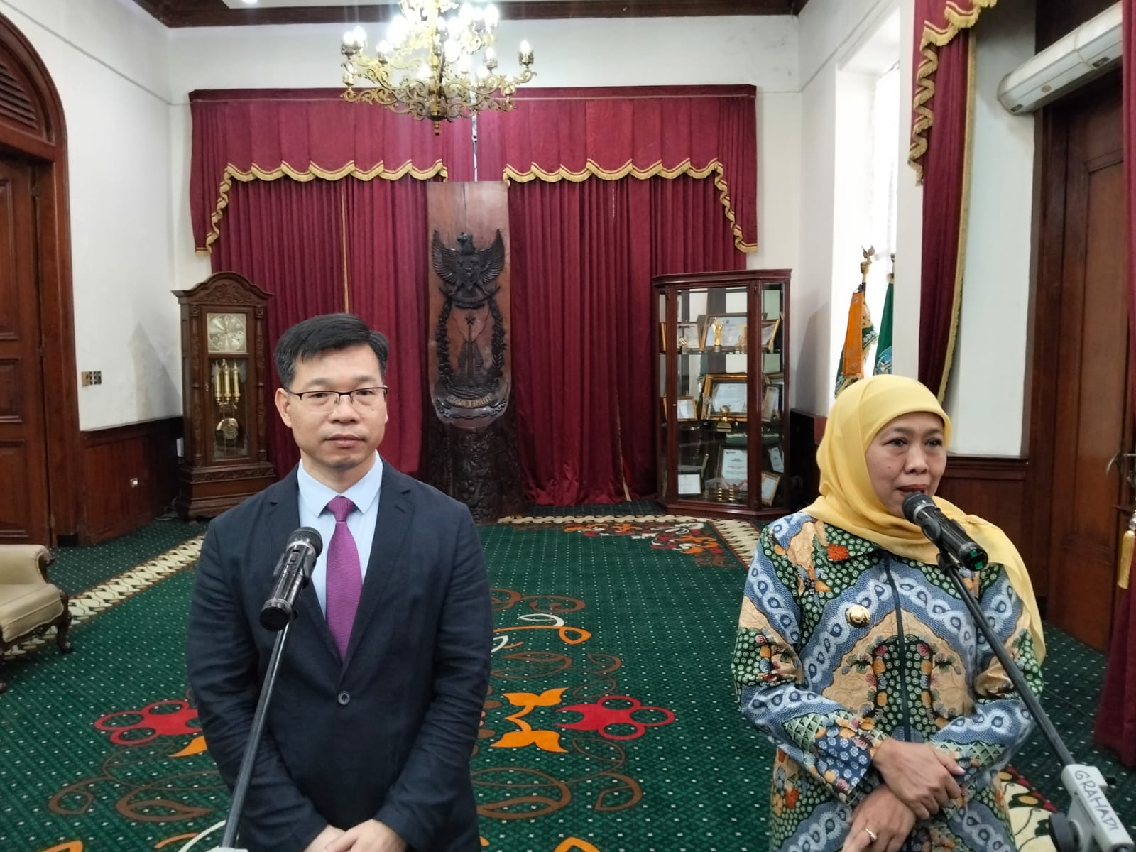 Khofifah dan Konjen Tiongkok Bahas Kerja Sama Industri Perkapalan di Jatim