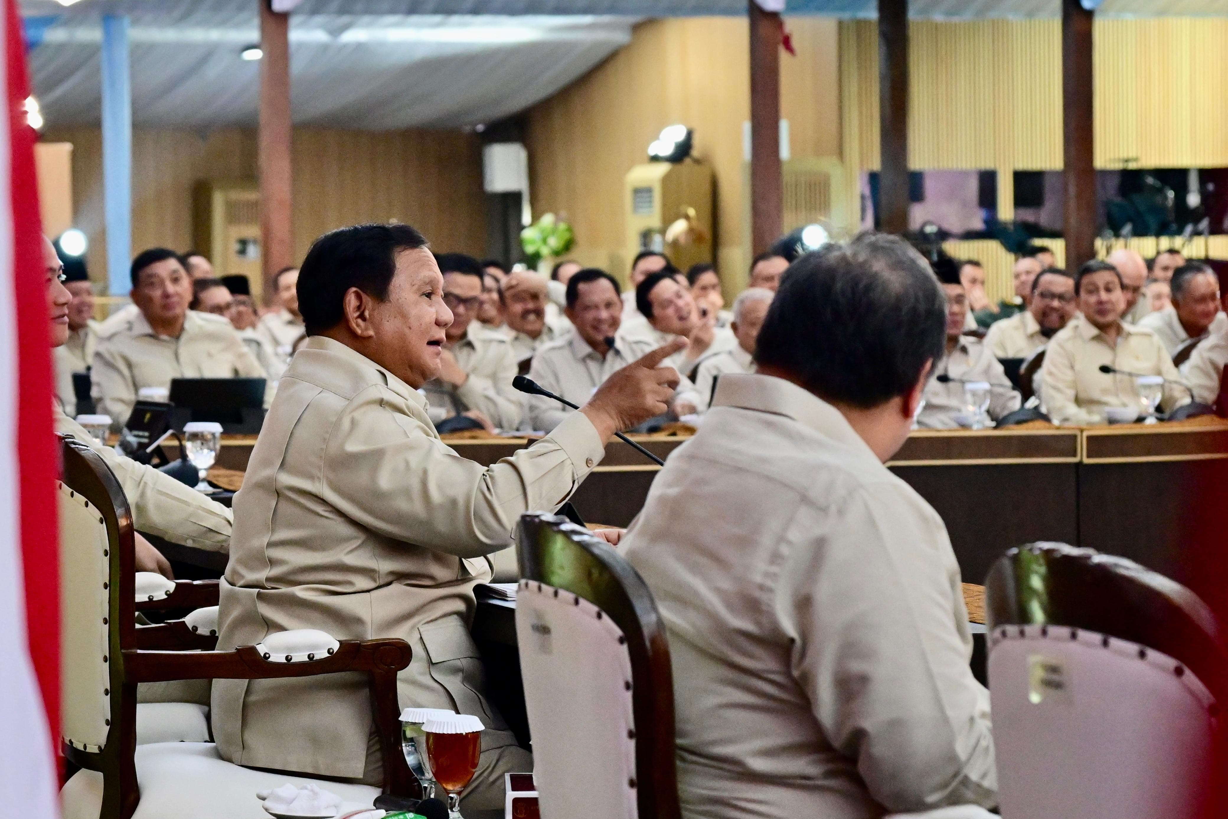 Prabowo Instruksikan Menteri Bekerja Lebih Cepat, Cerdas dan Berpikir Out of The Box