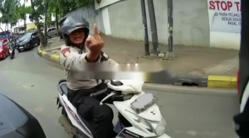 Viral! Relawan Ambulan Diacungi Jari Tengah Oleh Pemotor Berseragam Polisi di Manggarai