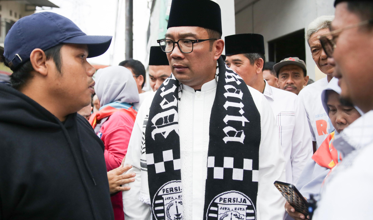 Jawaban Tegas Ridwan Kamil Ditantang Pakai Jersey Persija, Siap Dukung Lebih Kuat   