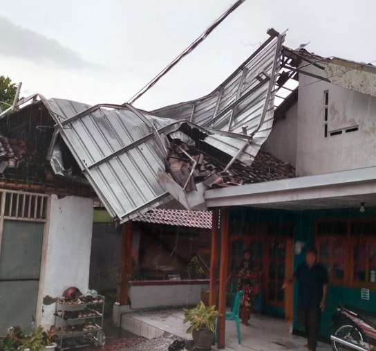 Angin Kencang Terjang Wilayah Sidoarjo, Satu Orang Warga Tewas Tertimpa Material Bangunan 