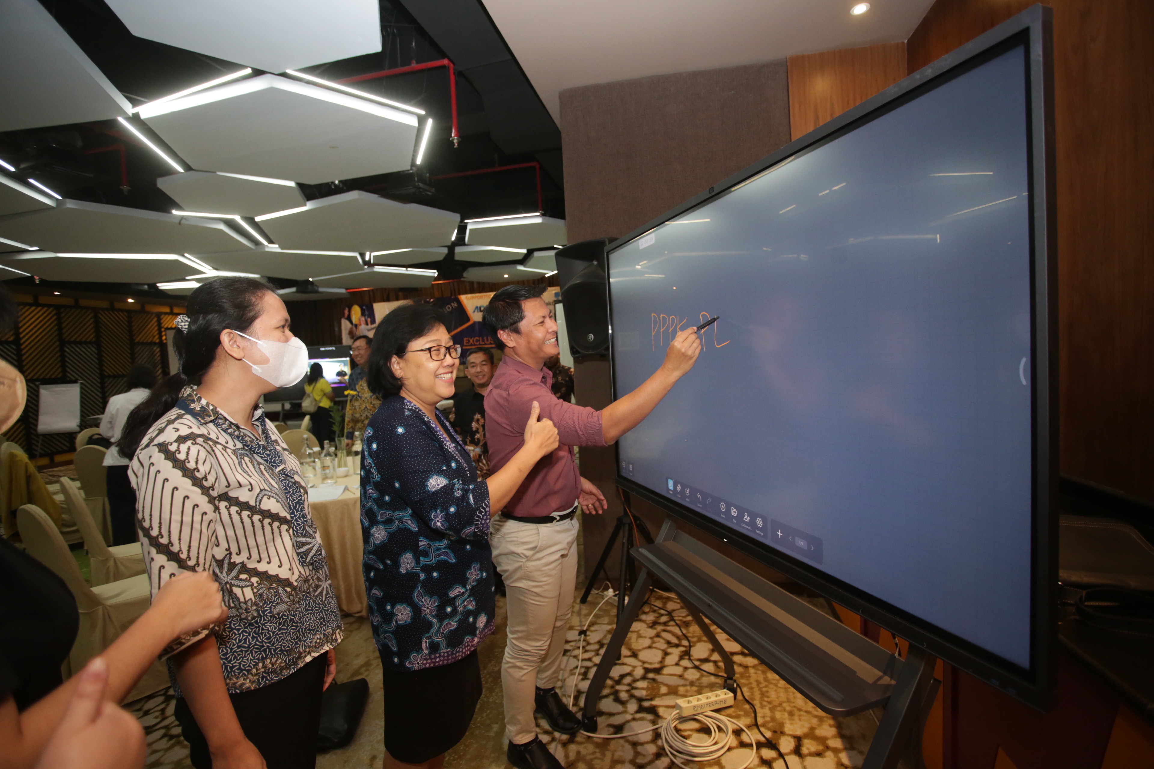 Pembelajaran Semakin Mudah Dengan Interactive Flat Panel Display: Materi Bisa Diakses Dari Luar Kelas