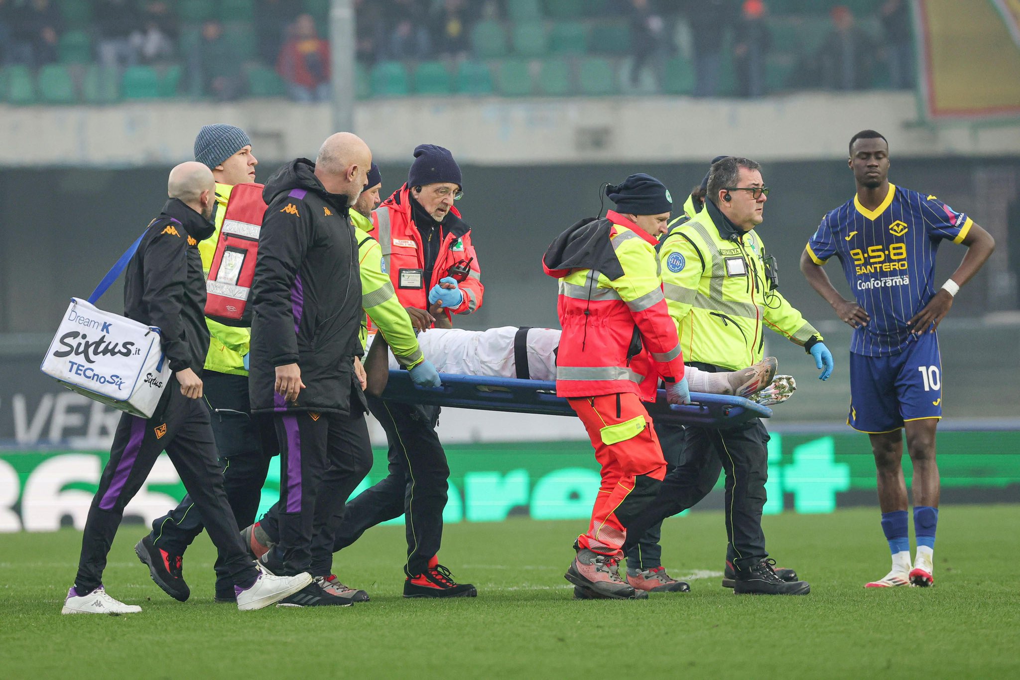 Insiden Cedera Moise Kean Warnai Pertandingan Fiorentina vs Hellas Verona