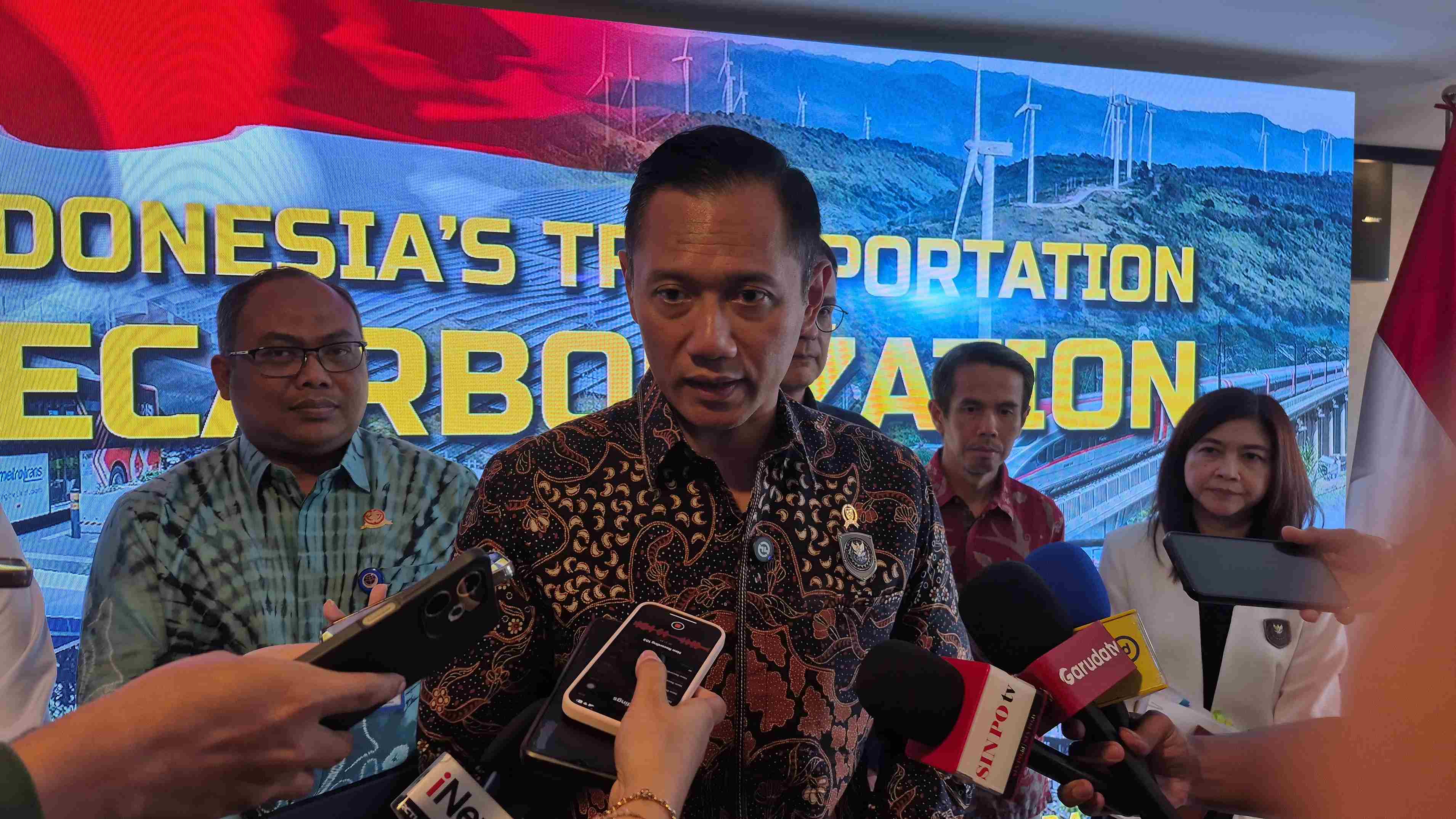 Kurangi Emisi Karbon, AHY Tambah Gerbon Kereta Listrik 