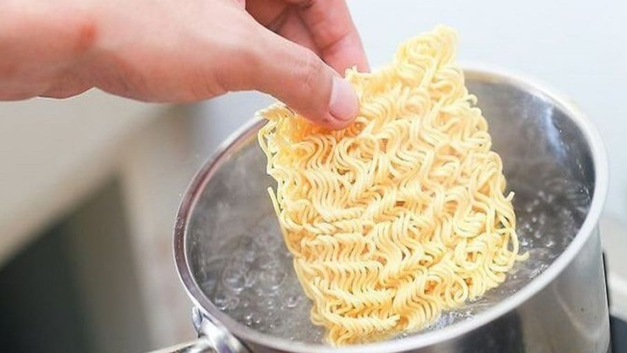 Viral Penjual Masak Mi Instan Pakai Plastik, Seberapa Bahaya untuk Kesehatan?