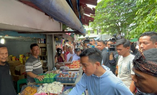 Gibran Blusukan ke Pasar Rumput di Jaksel, Pedagang Minta Harga Beras Turun