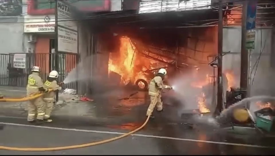 Diduga Karena Ulah Bocah Main Korek Api, Sebuah Toko Ban di Jatinegara Jadi Kebakaran