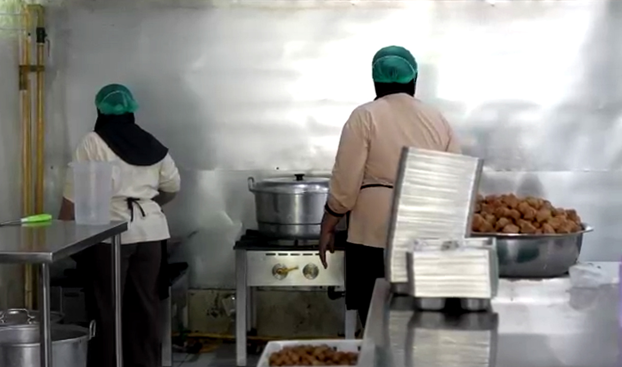 Bangganya Junaidi Koki SPPG Bojong Koneng Masakannya Dinikmati Siswa Sekolah Program MBG