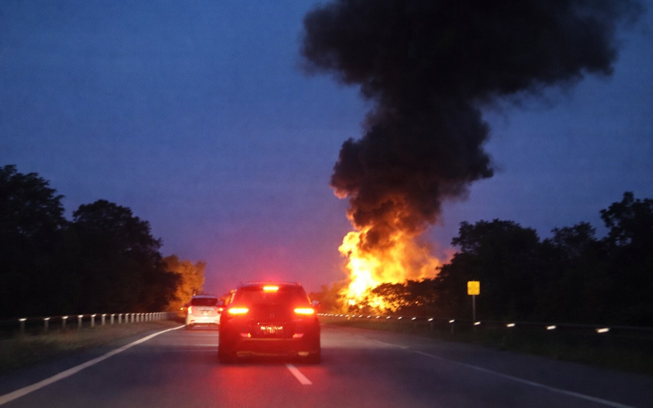 Detik-Detik Mobil Tangki Terbakar di Tol Cipali KM 185A, Jalur Arah Cirebon Lumpuh