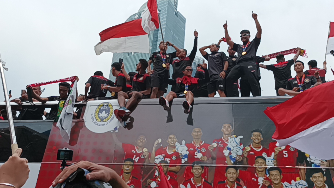 Ikut Rombongan Arak-arakan Timnas Indonesia U22, Erick Thohir: Ayo Bangkitkan Sepak Bola Indonesia