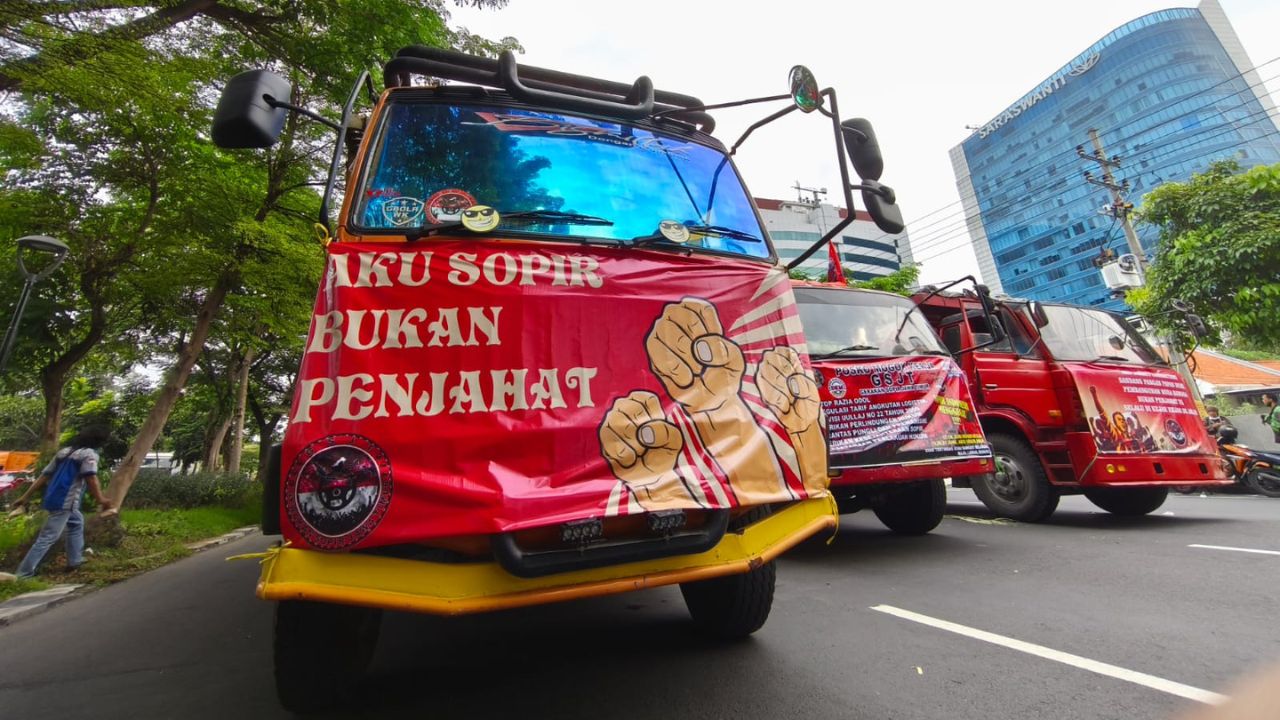 Mengapa Sopir Truk Demo di Surabaya? Ini Penjelasan Aptrindo!