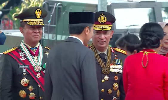 Jokowi Ketahuan Tak Salami Kapolri di HUT TNI, Mirip Momen Lawas Megawati-Surya Paloh?