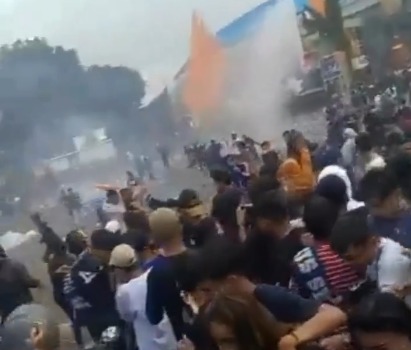 Kerusuhan Pecah di Stadion Jatidiri, Polisi Tembakkan Gas Air Mata, Suporter PSIS Paksa Masuk 