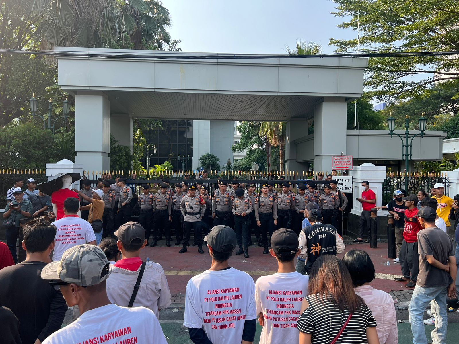 Kericuhan Warna Demo Karyawan Polo Ralph Lauren Indonesia dan PT Manggala Putra Perkasa di Depan MA