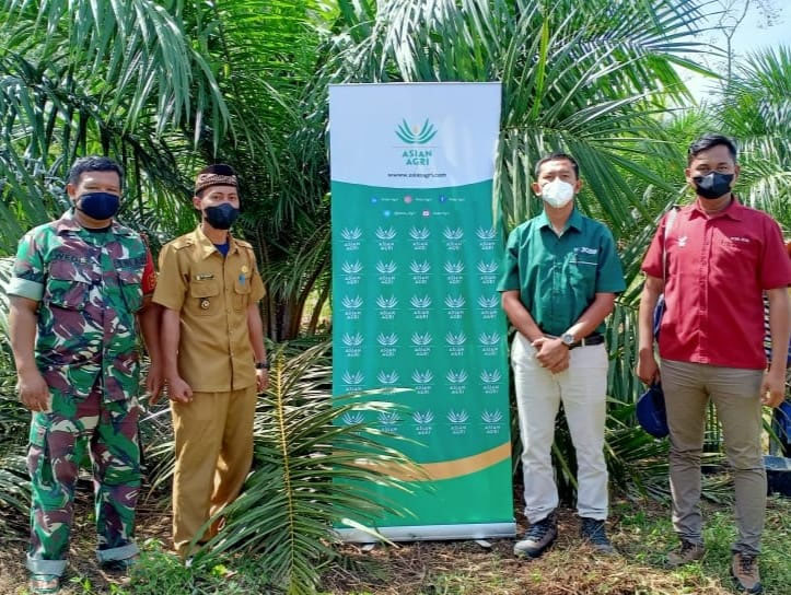 Sukseskan Program Desa Sawit Mandiri, PT DAS Bantu Pupuk Petani