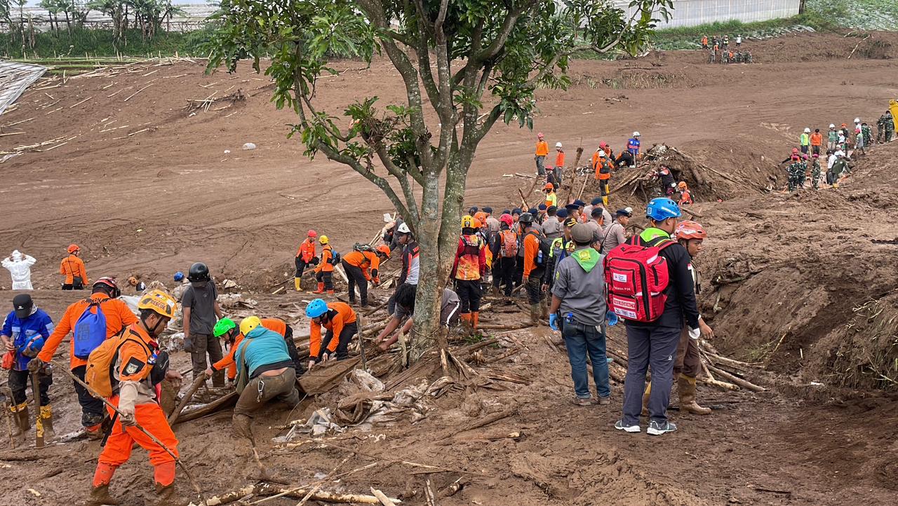 Lanjutkan Pencarian Longsor Cisarua, Basarnas Kerahkan 9 Excavator dan 2.129 Personel