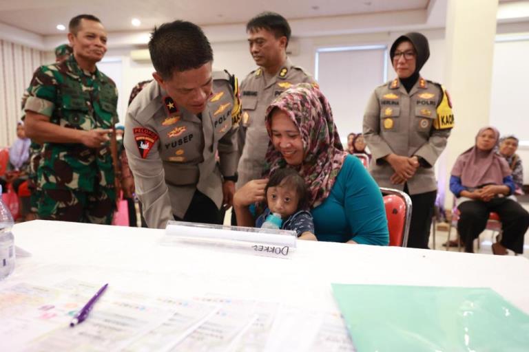 Polda Jatim Gelar Bakti Kesehatan dan Salurkan 15.000 Paket Sembako