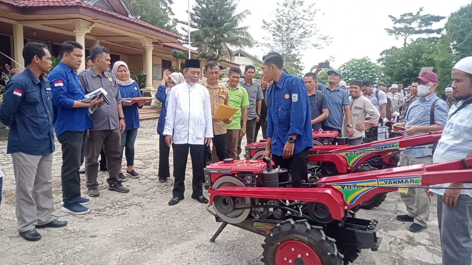 H Mashuri Beri Bantuan Alat Pertanian