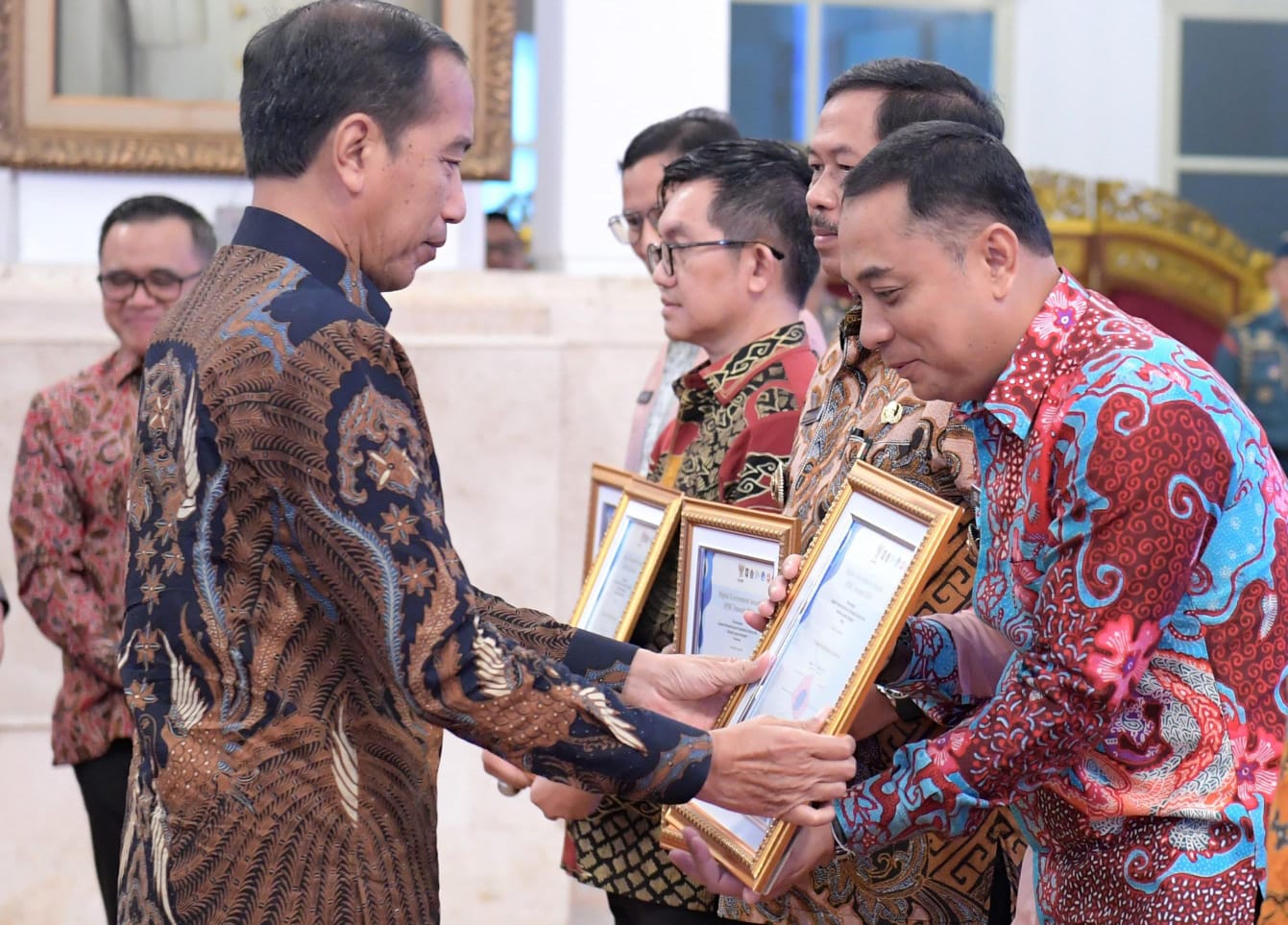 Presiden Jokowi Beri Penghargaan Sistem Pemerintahan Berbasis Elektronik Terbaik Kepada Surabaya