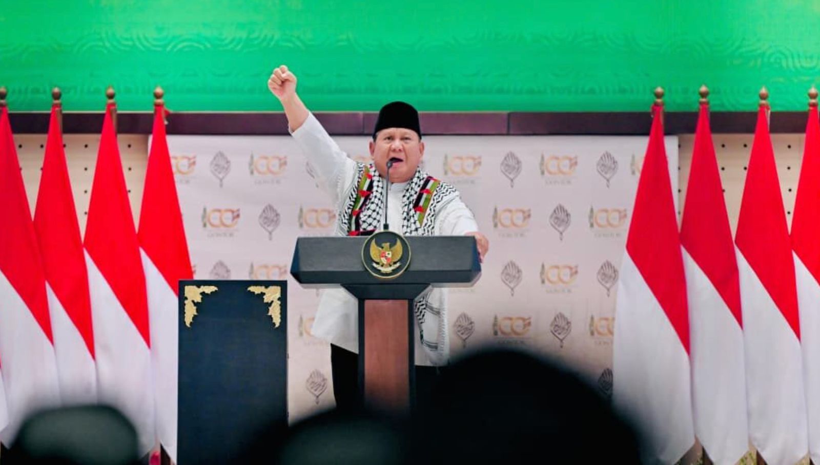 Prabowo Serukan Free Palestine di 1 Abad Gontor, Dikalungi Keffiyeh Dubes Palestina