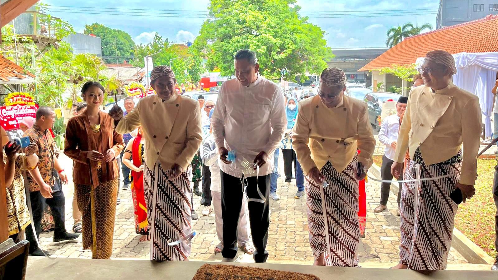 Wali Kota Bekasi Buka Grand Opening Omah Joglo Nusantara, Beri Diskon 50 Persen!