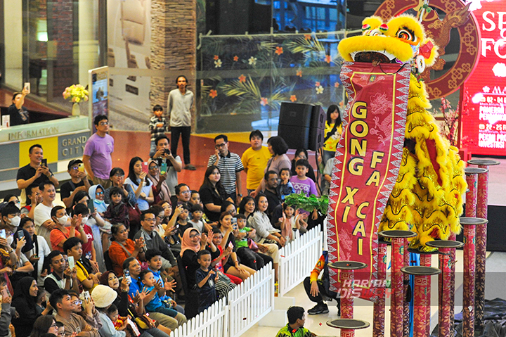 Spring of Fortune di Grand City, Pengunjung Menyuapi Barongsai demi Berkah