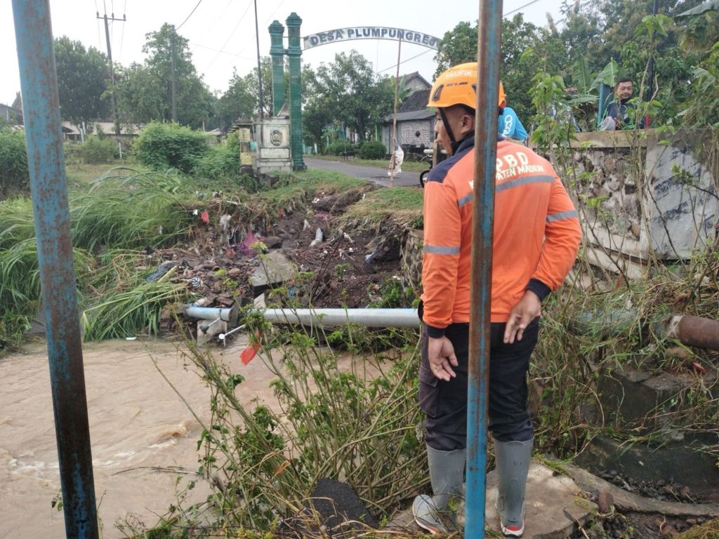 Hujan Deras Picu Banjir dan Longsor di Madiun, 2.000 Warga Terkena Dampak, 1 Korban Hilang 