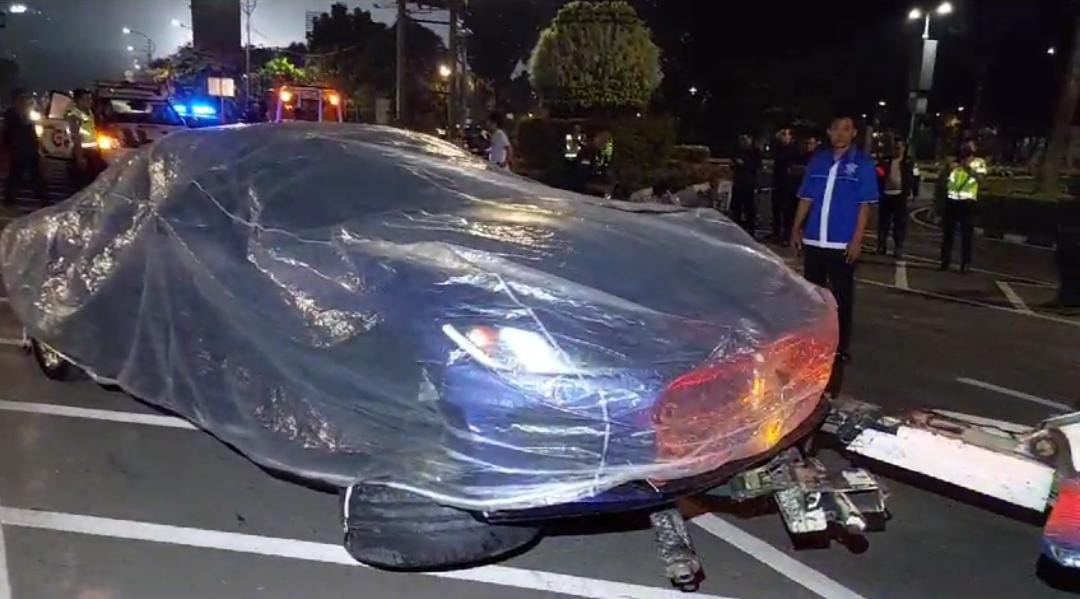 Mobil Maserati Kecelakaan, Tabrak Pembatas Jalan