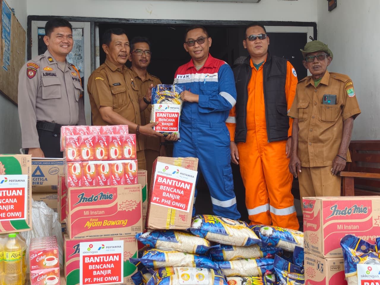 CSR Pertamina Bergerak, PHE ONWJ Distribusikan Logistik untuk Warga Terdampak Banjir Karawang