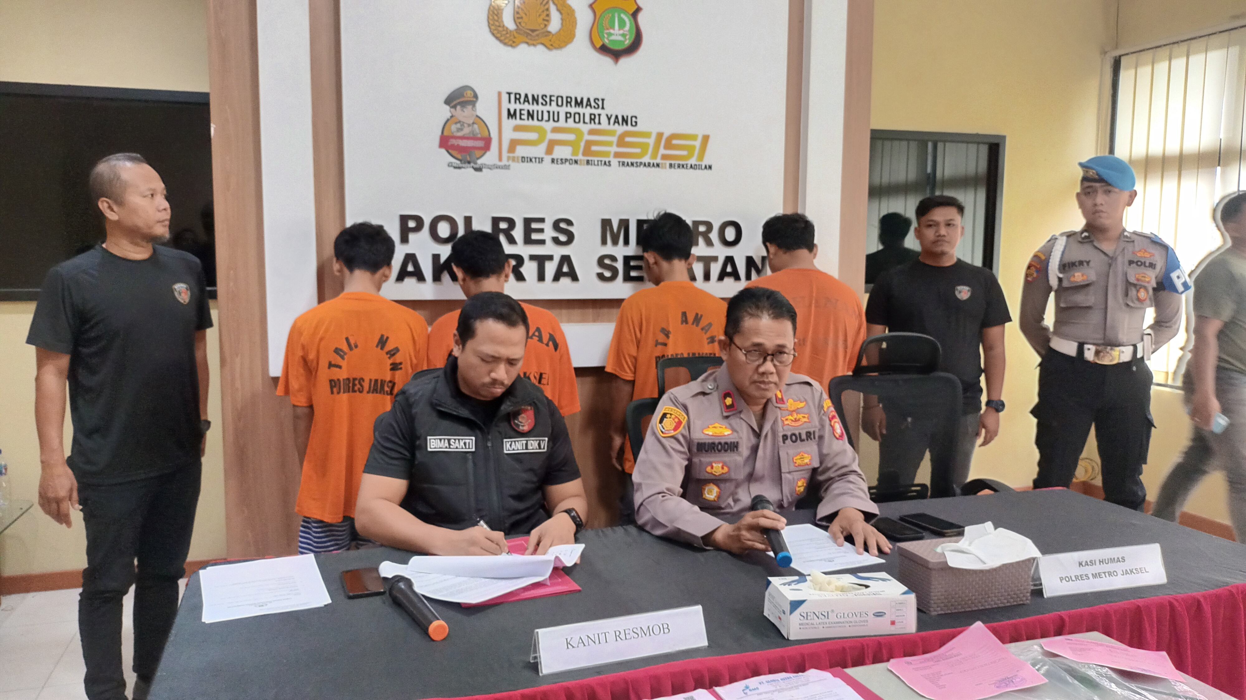 Debt Collector Nyambi Jual Motor Bodong, Ditangkap di Warkop Deplu!