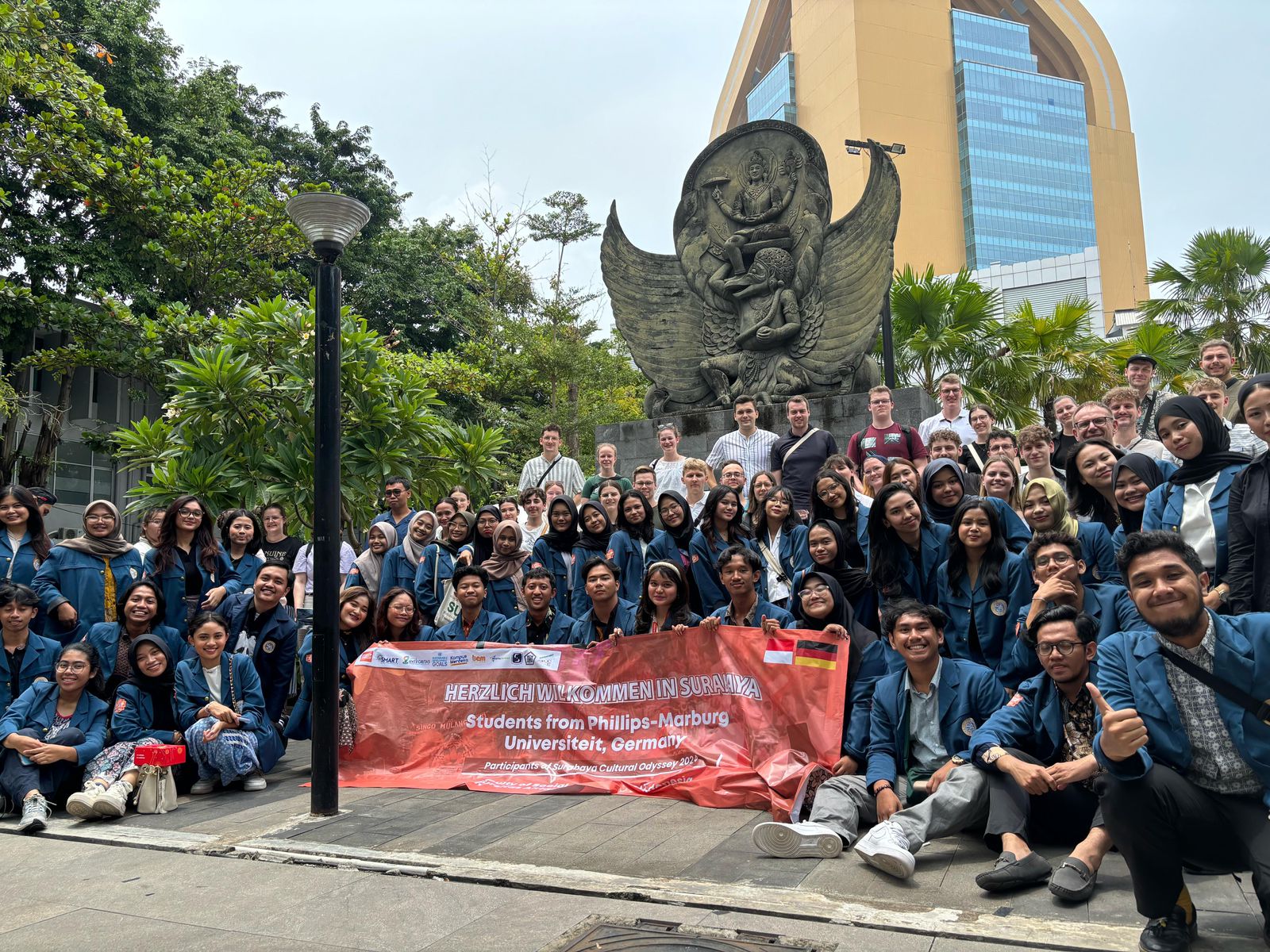 Herzlich Willkommen! BEM FISIP Unair Kenalkan Rombongan Mahasiswa Jerman Sejarah dan Budaya Surabaya