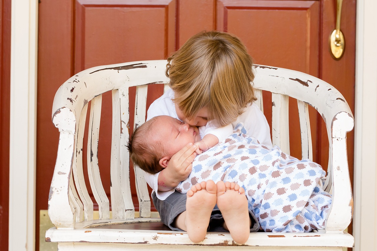 Waspada! 5 Bahaya Mencium Bayi Sembarangan, Bisa Tularkan Penyakit sampai Ancam Sistem Kekebalan Tubuh