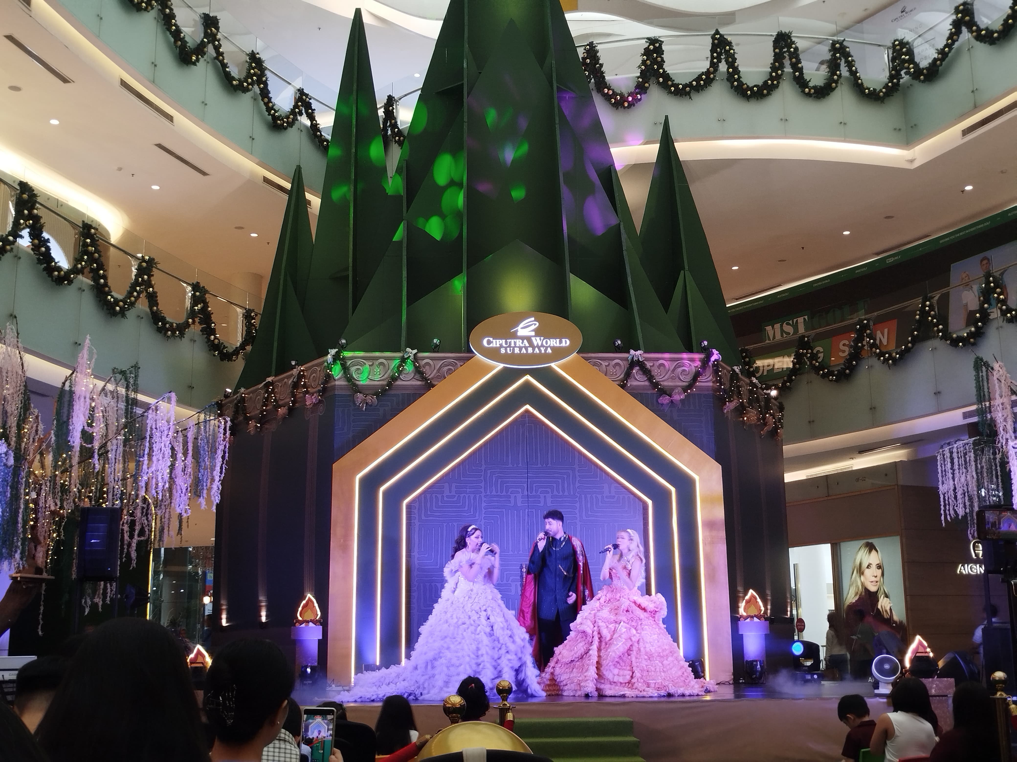 Spellbound Symphony hingga Santa Around the Mall Meriahkan Natal dan Tahun Baru di Surabaya Barat