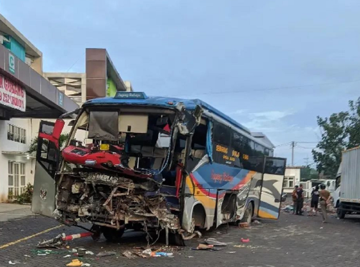 Pray For Sugeng Rahayu, Insiden Bus Hantam Truk Ekspedisi di Nganjuk: Bagian Depan Hancur Total!