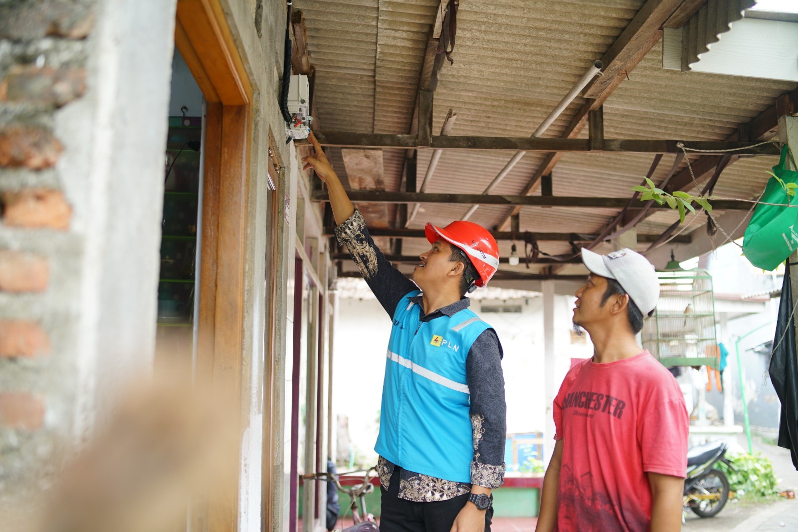 PLN Sambung Listrik 812 Masyarakat Pra Sejahtera di Jawa Timur